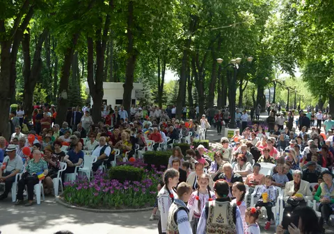 FOTO / 1 Mai muncitoresc, sărbătorit de PSD-iști din Vaslui printr-un marș în oraș, cu steaguri și baloane roșii