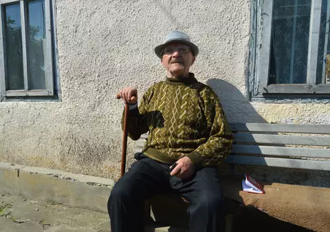 REPORTAJ/La 96 de ani, Ghiorghe Rotaru, bunicul Gabrielei Firea, cântă impresionant la muzicuță și fluier:”Vino, Gabriela, să mă vezi!”-VIDEO