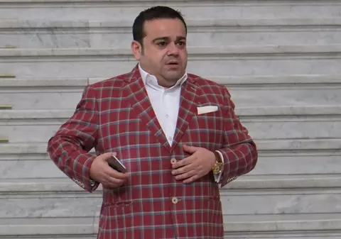 FOTO EXCLUSIV/ Adrian Minune nu mai poartă haine de designer, are propriul brand vestimentar. Și-a pus toată familia pe etichetă!