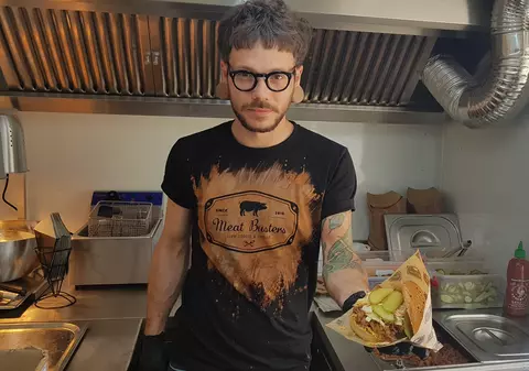 VIDEO| Eduard Avramescu face sandvișuri cu ceafă de porc afumată cu lemn de butoi de whisky, într-o bucătărie pe roți