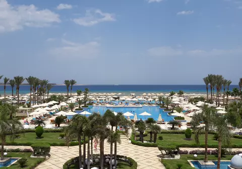 VIDEO/ Trips&Tricks by Libertatea. Emisiunea de turism care te învață cum să te orientezi printre oferte și-ți dă ponturi despre prețuri și destinații