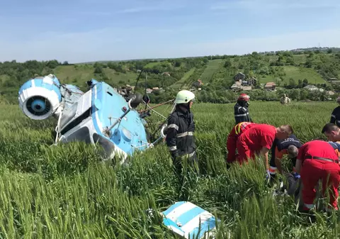 UPDATE: Un elicopter s-a prăbușit lângă Turda, județul Cluj. Un bărbat, transportat la spital / FOTO
