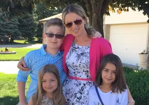 FOTO | O mamă a trei copii născuți în America a fost deportată în Albania fără a i se permite să-și ia rămas bun de la familie