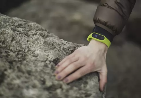 Mai mulți utilizatori ai brățărilor Fitbit se plâng că ar fi fost electrocutați de acestea