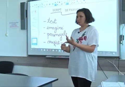 VIDEO | Cum învață studenții de la Jurnalism o lecție în 2018: O studentă scrie planul de filmare pe smartphone, trimite textul pe Facebook și toată clasa vede pe tabla inteligentă