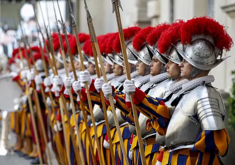 Patru dintre gărzile Papei Francisc, testate pozitiv cu Covid