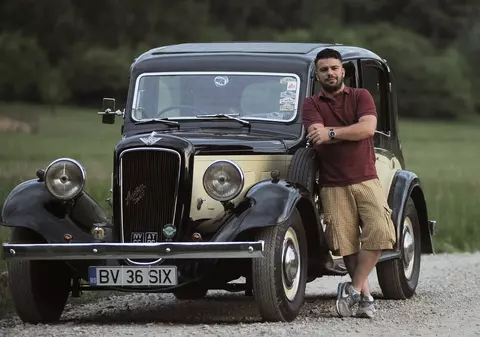 REPORTAJ/ Brașoveanul Cristian Babare îşi împarte viaţa între două pasiuni: salvarea de vieţi şi maşinile de epocă. Cea din 1936 e unică în lume și a apărut în filme