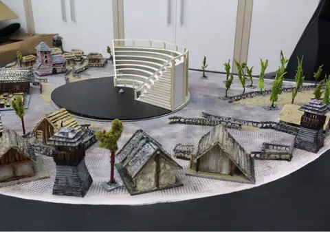 VIDEO| Sat medieval și spectacol de teatru în centrul Bucureștiului. Ca să vadă actorii, publicul va sta pe o rotativă