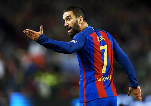 Arda Turan i-a rupt nasul unui cântăreț turc. Scandalul ar fi pornit de la o femeie