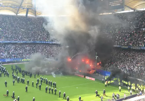 Bundesliga Germania, etapa 34. Hamburger SV a retrogradat prima oară în istorie și pe stadion s-a declanșat iadul! | VIDEO