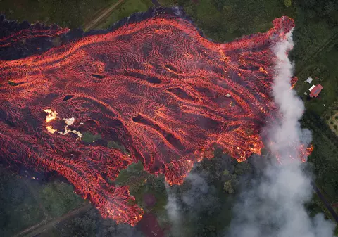 Imagini cu râurile de lavă care se îndreaptă către zonele locuite din Hawaii, după o nouă erupție a vulcanului Kilauea