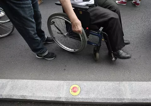 Transport gratuit în regim de taxi pentru persoanele cu handicap locomotor. Ce presupune „Abilitaxi”