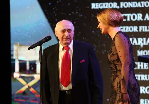 Manuela Hărăbor i-a înmânat tatălui ei Premiul de Excelență la Gala Premiilor UCIN 2018. Momente emoționante