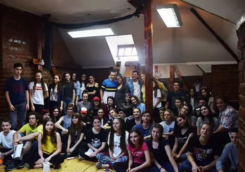 VIDEO/ Imagini în premieră de la repetițiile pentru musicalul ”Dacă noi ne iubim”, pe muzica Holograf. Fiul chitaristului Romeo Dediu e printre dansatori!