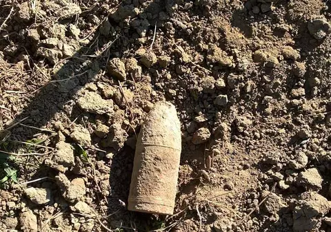 Un proiectil din Al Doilea Război Mondial, descoperit într-un cimitir din Vrancea
