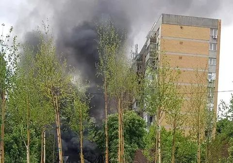 Două autoturisme au ars pe o stradă din București. Anchetatorii încearcă acum să afle dacă a fost mână criminală sau defecțiune tehnică