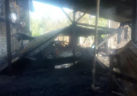 Incendiu puternic în Brașov. Trei case au fost distruse de flăcări