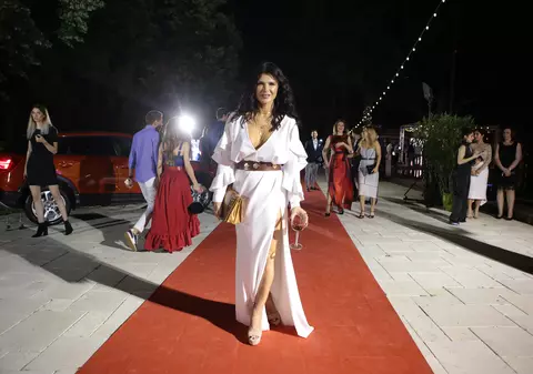 VIDEO EXLUSIV/Monica Bârlădeanu și-a arătat o altă latură a feminității la ședința foto pentru revista Viva. „Îmi asum corpul pe care-l am”