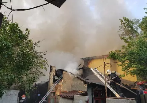 Incendiu puternic la o casă din Bucureşti. O persoană a fost scoasă în flăcări