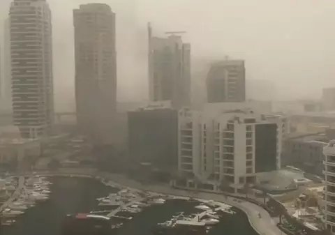 Incendiu puternic izbucnit la un zgârie-nori din Dubai