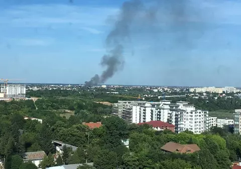 Incendiu în sectorul 2, pe strada Ion Floruță. Este afectat un ansamblu de locuințe
