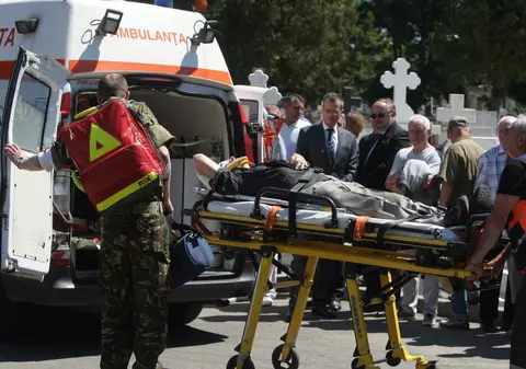 FOTO/ Momente de panică la înmormântarea lui Cristian Țopescu. Un bărbat a leșinat lângă sicriu