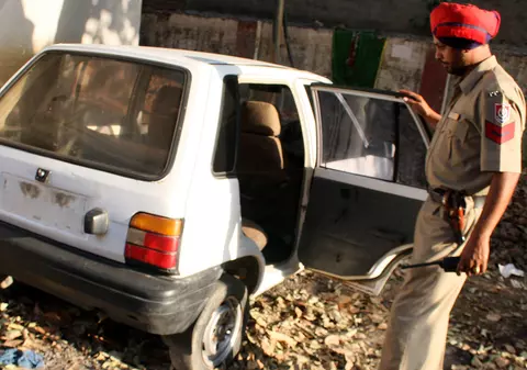 Femeie din India, violată într-o mașină de mai mulți indivizi