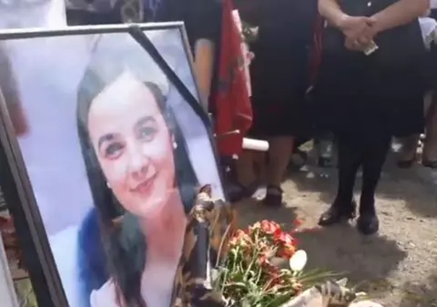 Înmormântarea Mădălinei Pârja, una dintre studentele care au murit în accidentul din Jibou. Tineri în costume populare, în cortegiul funerar