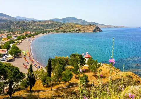 Istoria mai puțin știută a Insulei Lesbos. Ce pot vedea turiștii care ajung pe “Insula Lesbienelor”