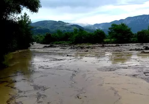 Cod galben de inundaţii pe mai multe râuri din Arad și Iași