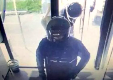Jaful armat de la o bancă din Baia Mare a fost filmat. Primele imagini