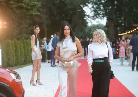 Lavinia Pîrva, în costum de baie la piscină. Soția lui Ștefan Bănică Jr. a încins atmosfera