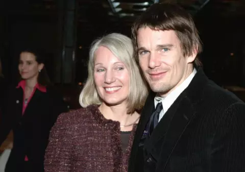 EXCLUSIV / Mama lui Ethan Hawke își vinde casa din România