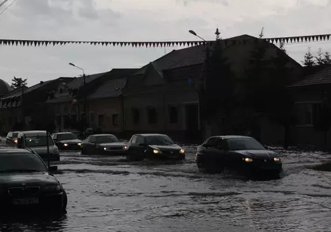 FOTO/ Șoferi blocați cu mașinile pe străzi inundate în Lugoj, în urma unei ploi torențiale