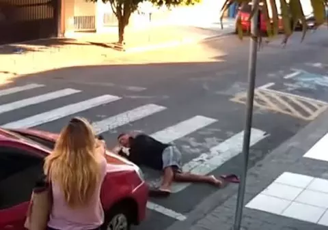 VIDEO | Un bărbat înarmat care a încercat să jefuiască câțiva copii din fața unei școli a fost împușcat mortal de o mamă