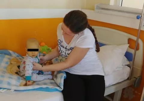 Un băiețel de doar câteva luni din Iași a primit o parte din ficatul mamei lui. Transplantul a avut loc în Belgia