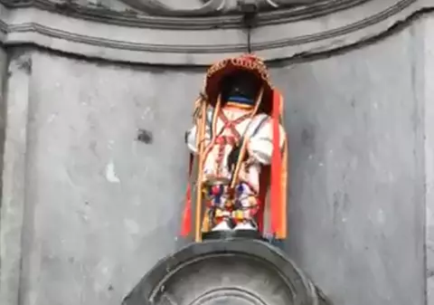 Manneken Pis, Statueta simbol al Bruxellesului, a fost îmbrăcată în costum tradițional de călușar