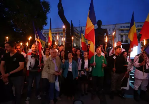 FOTO/ Ziua națională de cinstire a martirilor din temnițele comuniste a fost comemorată în Piața Revoluției