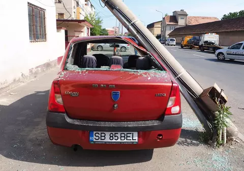 Mașină parcată în Sibiu, distrusă de autospeciala de ridicări auto. ”Dorel” de la Poliția Locală plătește reparațiile