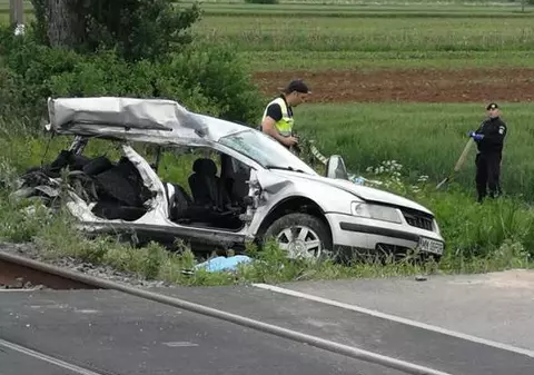 Patru studente moarte, într-o mașină lovită de tren în Sălaj. Tragedie în ziua de Înălțare