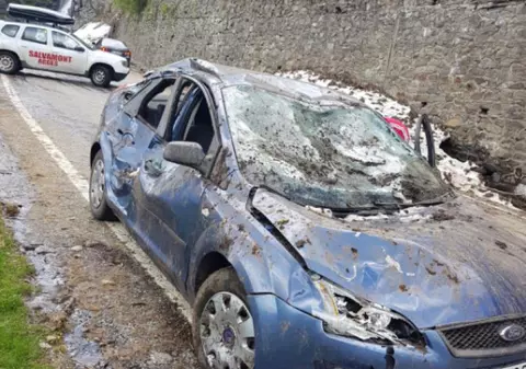 Accident pe Transfăgărășan. Un autoturism cu trei persoane a ieșit de pe caroasbil și s-a răsturnat de mai multe ori