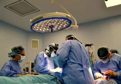 Un bărbat din Iași a primit un rinichi al unui muncitor care căzuse de pe o schelă