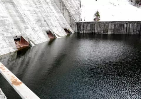 O adolescentă aflată în plasament s-a înecat într-un baraj din județul Vaslui. O soră a sa și altă fată, salvate în ultimul moment