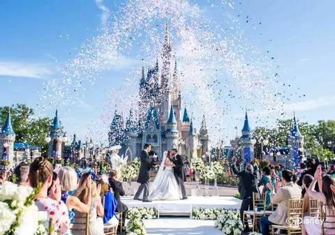 Un cuplu a primit cadou o nuntă de vis la Disney după ce uraganul Harvey le-a distrus planurile