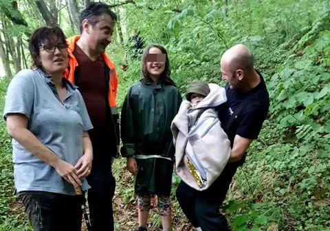 O femeie a căzut într-o râpă, cu băiatul ei de un an și jumătate. Gestul salvator făcut de fetița ei