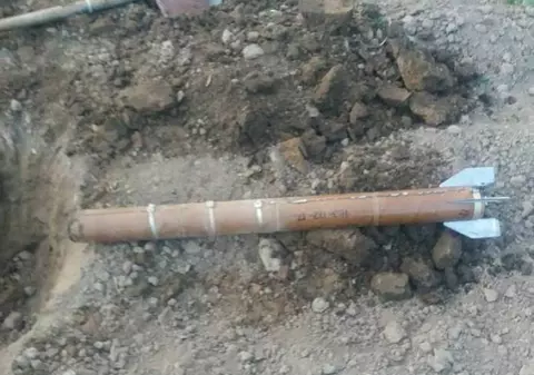 O rachetă a aterizat în curtea unei familii din Botoșani. Oamenii s-au speriat și au sunat la 112 / FOTO