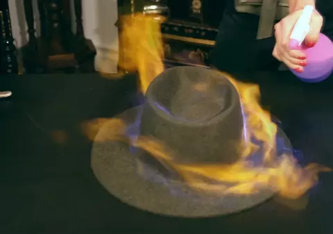 VIDEO / Spectaculosul mod în care se face o pălărie „flambată”. Demonstrație by ”Maria Pălăria”