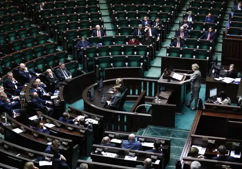 Deputații polonezi și-au micșorat salariile în contextul unui scandal național