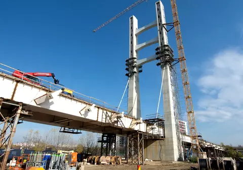 Pasajul Ciurel, continuat cu un drum expres, construit pe malul Lacului Morii