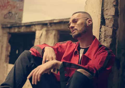 Phelipe pune în versuri povestea lui de viață și lansează “Ai mei spuneau”